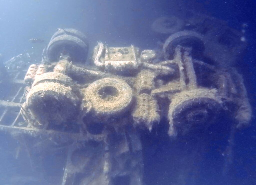 Zatopione ciężarówki na wraku Zenobia