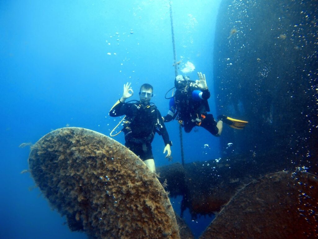 Studenci przy śrubie wraku Zenobia podczas kursu PADI AOWD