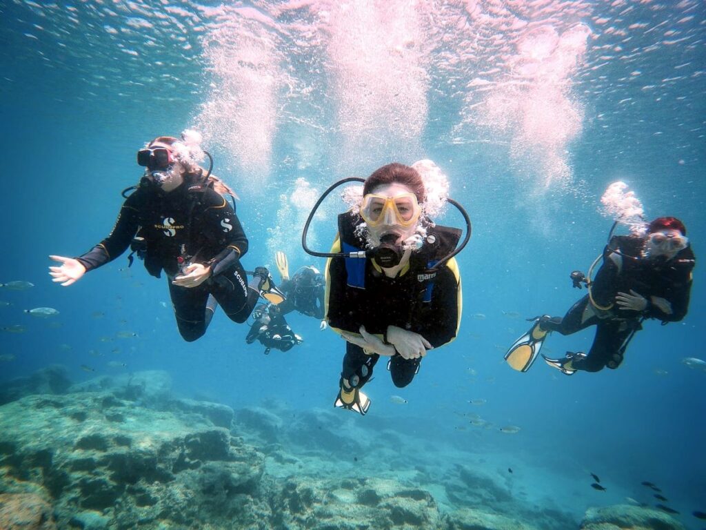 Grupa turystów podczas pierwszego nurkowania z brzegu z polskim instruktorem w Easy Divers na Cyprze