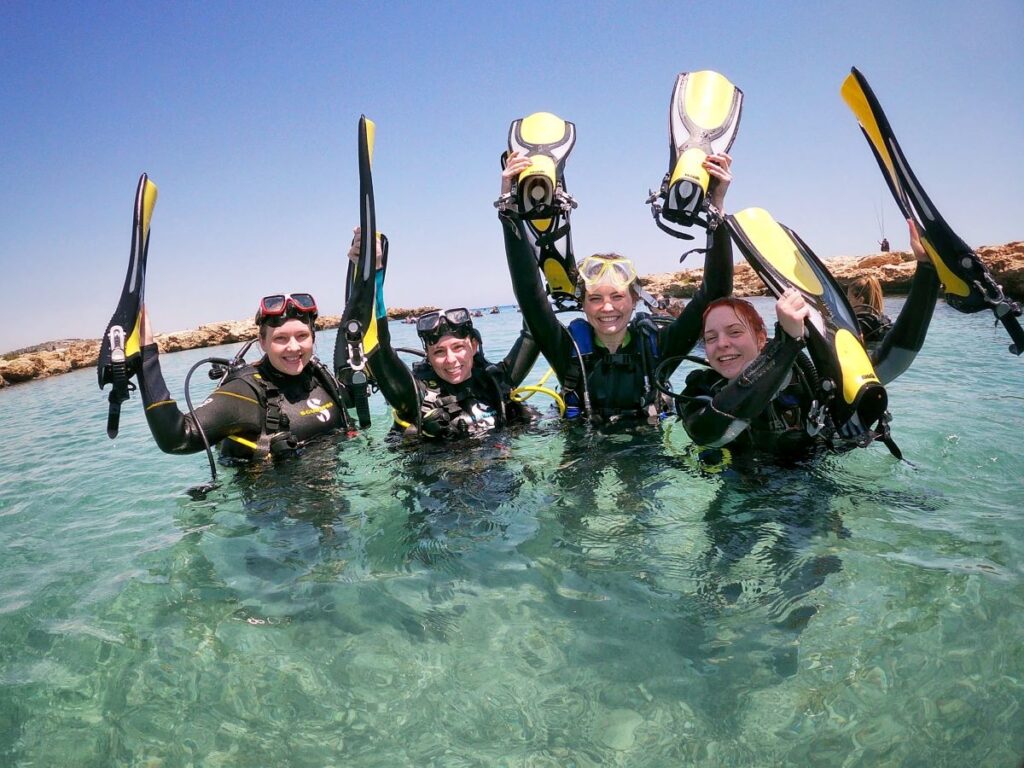 Grupa turystów po zakończeniu pierwszego nurkowania z brzegu z polskim instruktorem w Easy Divers na Cyprze